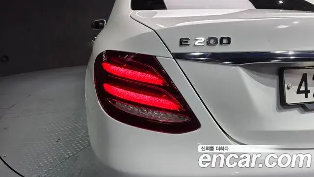 Mercedes-Benz E-Class 2018 — Photo 5/30