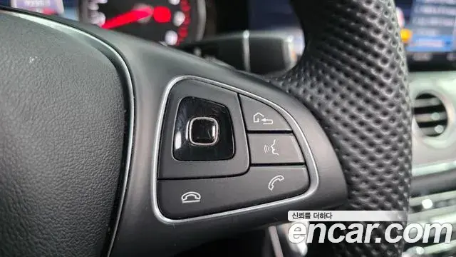 Mercedes-Benz E-Class 2018 — Photo 12/30