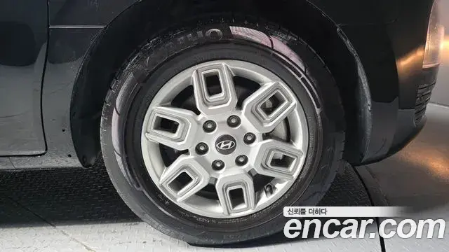 Hyundai Staria 2025 — Photo 24/28
