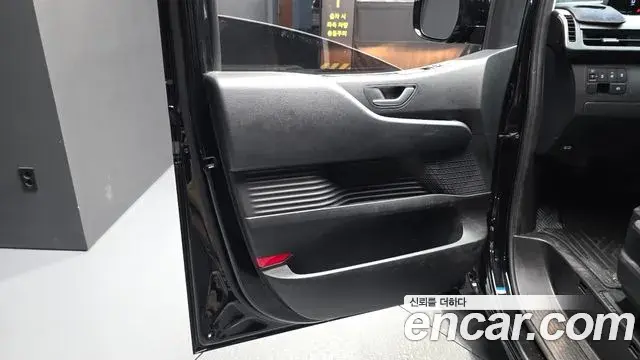Hyundai Staria 2025 — Photo 28/28