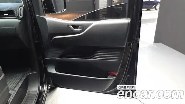 Hyundai Staria 2025 — Photo 16/28