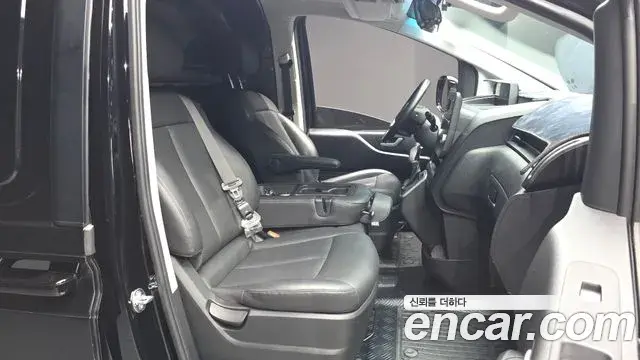 Hyundai Staria 2025 — Photo 12/28
