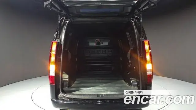 Hyundai Staria 2025 — Photo 19/28