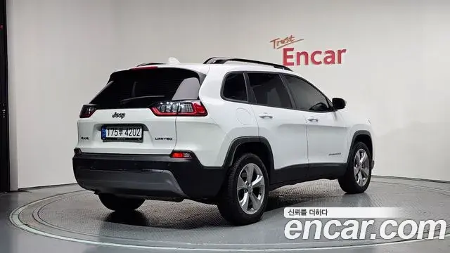 Jeep Cherokee 2022 — Şəkil 23/36