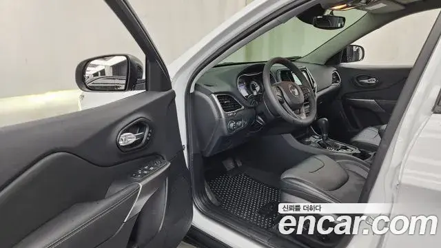 Jeep Cherokee 2022 — Şəkil 15/36