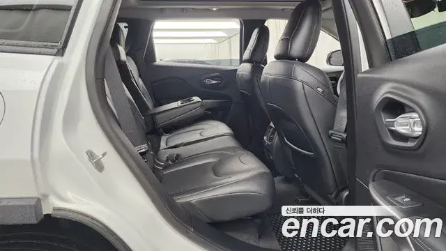 Jeep Cherokee 2022 — Şəkil 33/36