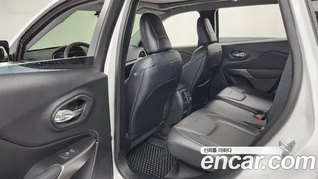 Jeep Cherokee 2022 — Şəkil 10/36