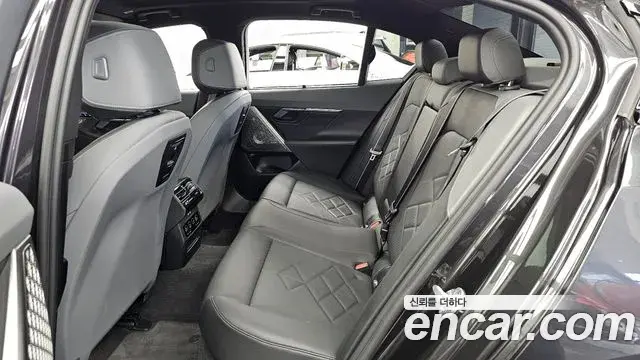BMW 5 Series 2025 — ფოტო 13/34