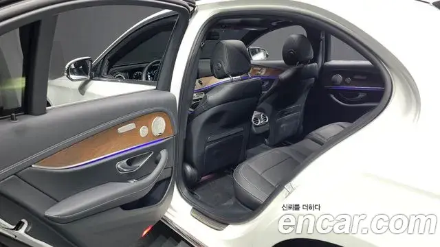 Mercedes-Benz E-Class 2023 — Фото 18/20