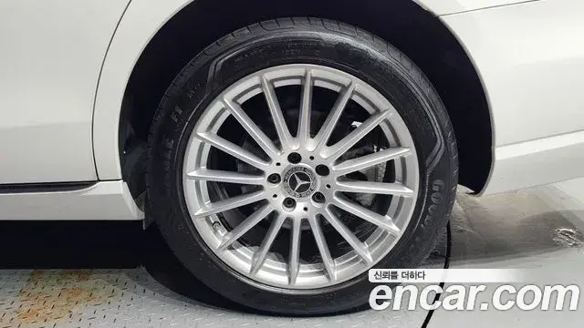 Mercedes-Benz E-Class 2023 — Photo 23/28