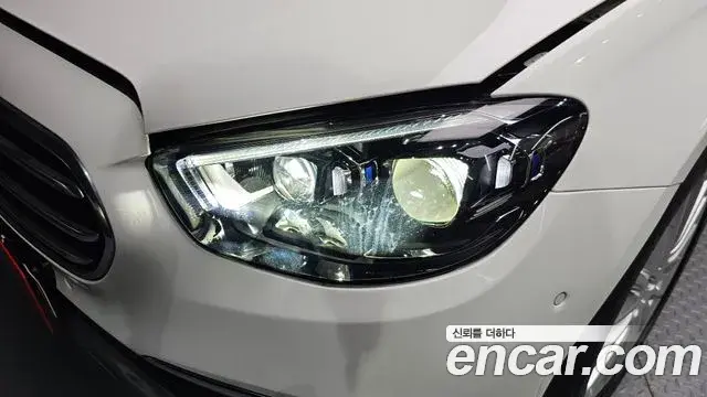Mercedes-Benz E-Class 2023 — Photo 14/28