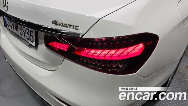 Mercedes-Benz E-Class 2023 — Photo 9/28