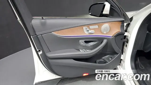 Mercedes-Benz E-Class 2023 — Photo 17/28