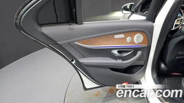 Mercedes-Benz E-Class 2023 — Photo 7/28