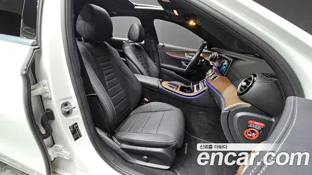Mercedes-Benz E-Class 2023 — Photo 24/28