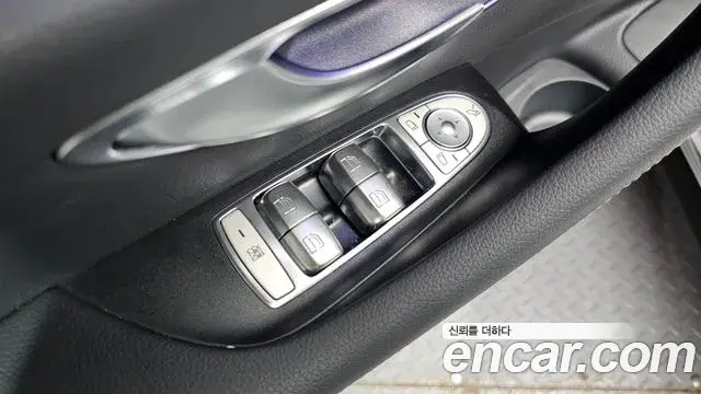 Mercedes-Benz E-Class 2023 — Photo 1/28