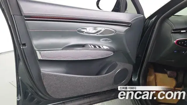 Genesis GV70 2021 — ფოტო 23/38