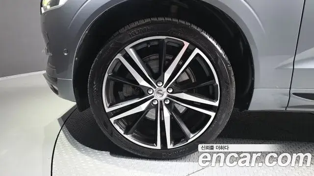 Volvo XC60 2019 — ფოტო 1/37