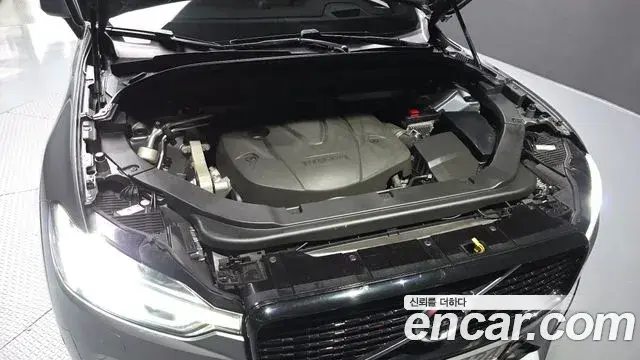 Volvo XC60 2019 — ფოტო 15/37