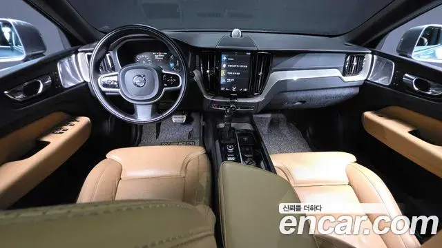 Volvo XC60 2019 — ფოტო 25/37