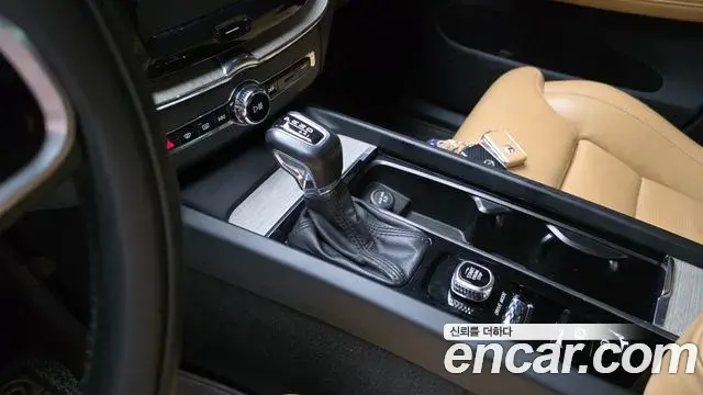 Volvo XC60 2019 — ფოტო 20/37