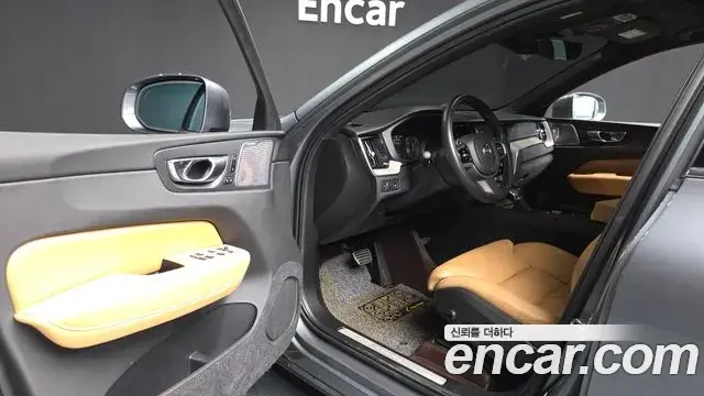 Volvo XC60 2019 — ფოტო 35/37