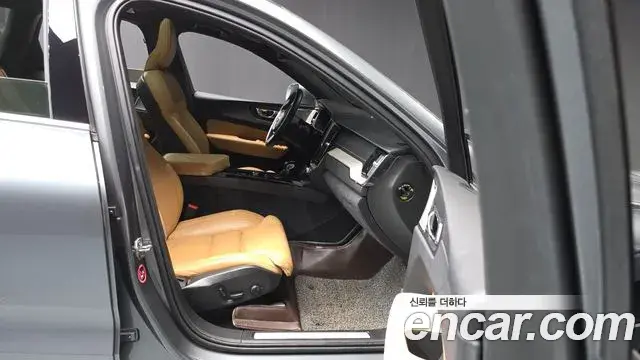 Volvo XC60 2019 — ფოტო 26/37