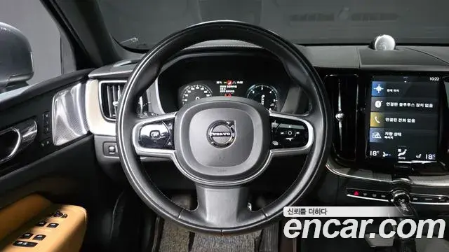 Volvo XC60 2019 — ფოტო 29/37