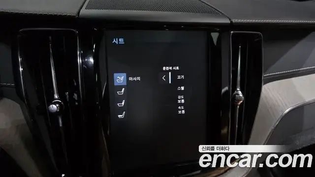 Volvo XC60 2019 — ფოტო 24/37