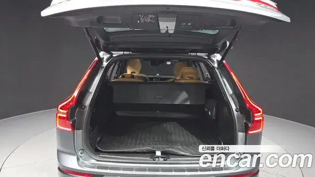 Volvo XC60 2019 — ფოტო 34/37