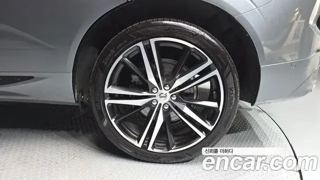 Volvo XC60 2019 — ფოტო 11/37