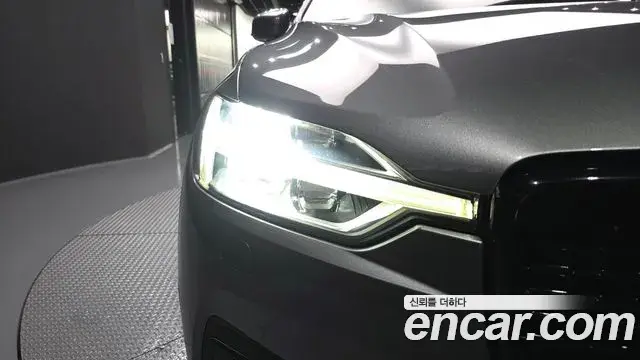 Volvo XC60 2019 — ფოტო 16/37