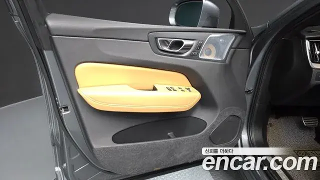 Volvo XC60 2019 — ფოტო 12/37