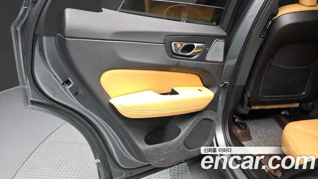 Volvo XC60 2019 — ფოტო 13/37