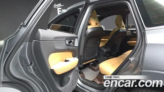 Volvo XC60 2019 — ფოტო 14/37