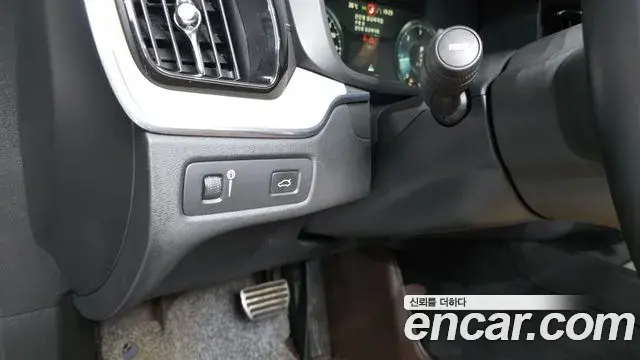 Volvo XC60 2019 — ფოტო 28/37