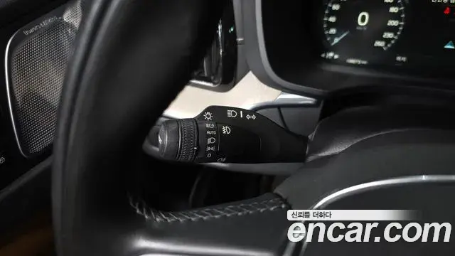 Volvo XC60 2019 — ფოტო 5/37