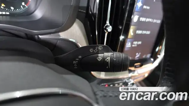 Volvo XC60 2019 — ფოტო 18/37