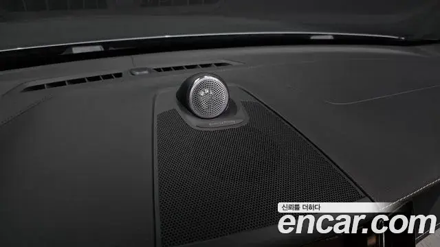 Volvo XC60 2019 — ფოტო 23/37
