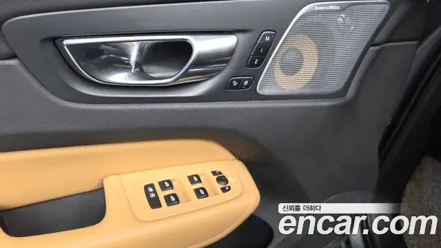Volvo XC60 2019 — ფოტო 9/37