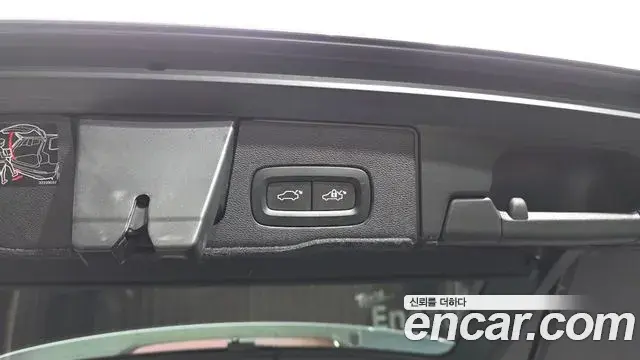 Volvo XC60 2019 — ფოტო 21/37