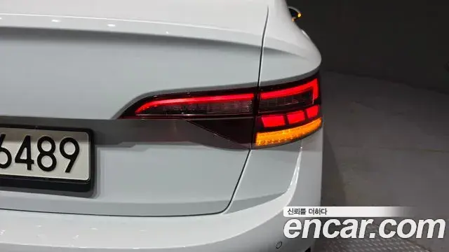 Volkswagen Jetta 2023 — Photo 18/31
