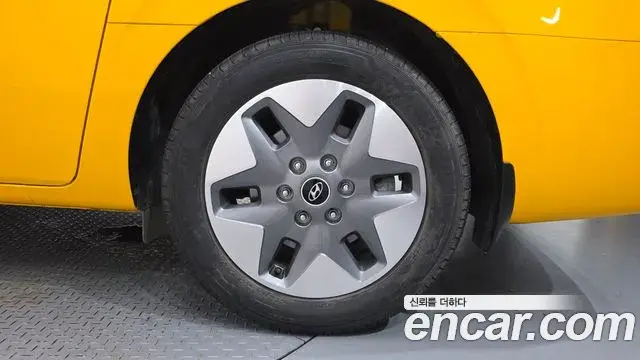 Hyundai Staria 2023 — ფოტო 15/33