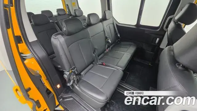 Hyundai Staria 2023 — ფოტო 18/33