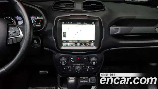 Jeep Renegade 2021 — ფოტო 17/30