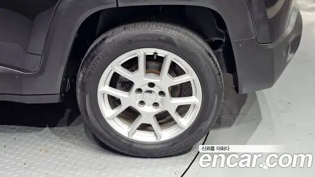 Jeep Renegade 2021 — ფოტო 28/30