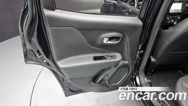 Jeep Renegade 2021 — ფოტო 18/30