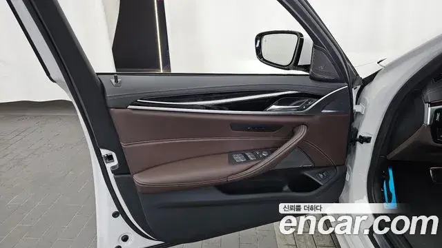 BMW 5 Series 2023 — ფოტო 10/31