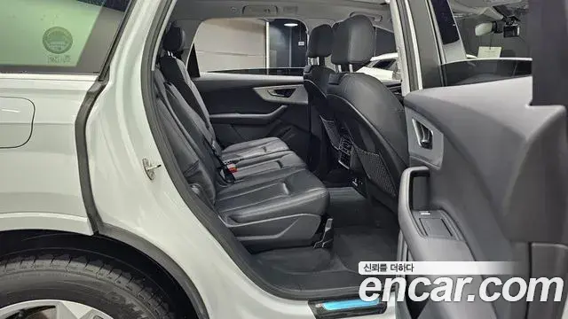 Audi Q7 2021 — Şəkil 19/30
