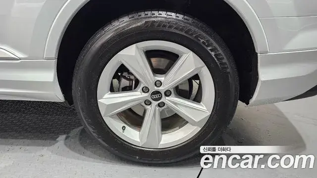 Audi Q7 2021 — Şəkil 22/30